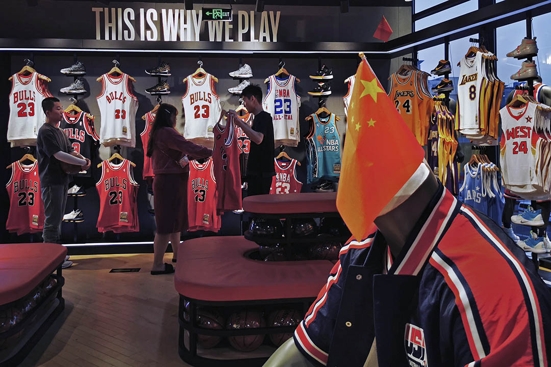 2019年10月9日,一个中国客人在中国北京的NBA旗舰零售店。
