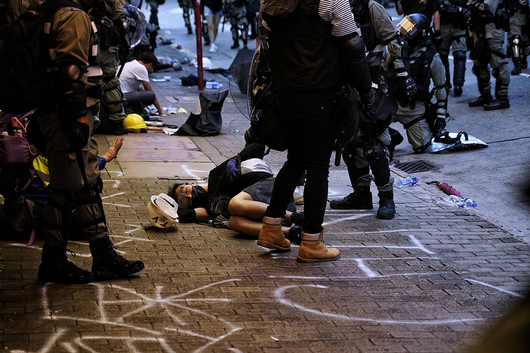 2019年10月6日,晚上7點左右,港島,被防暴警察拘捕的示威者。