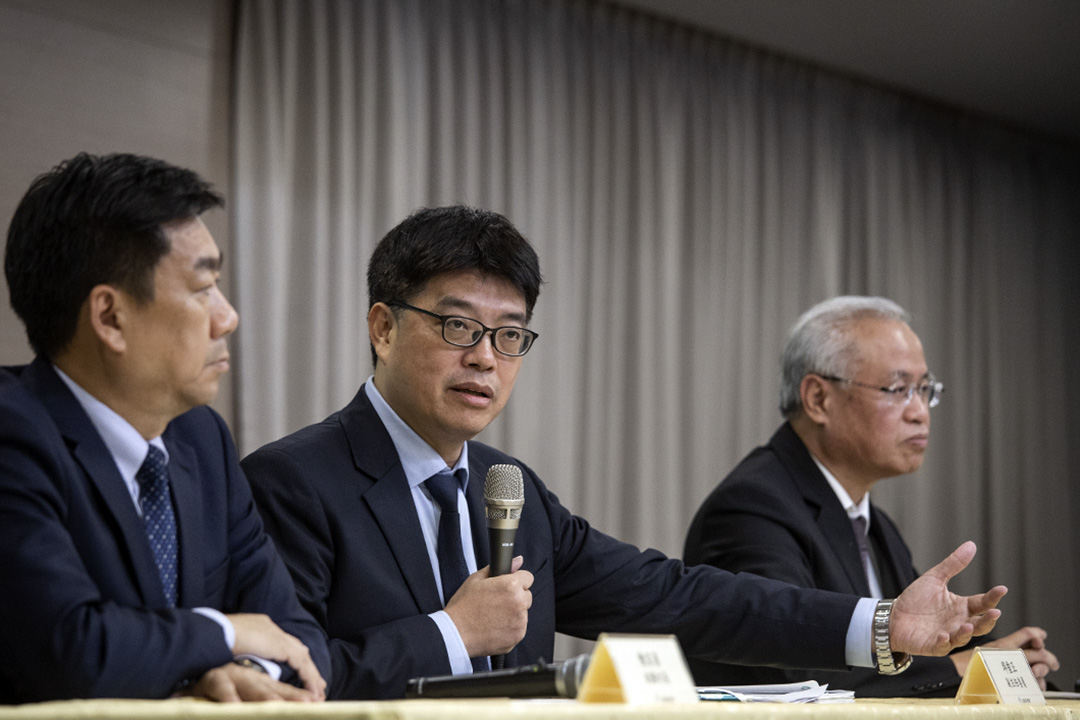 2019年10月22日陸委會副主委邱垂正(中)、内政部次長陳宗彥(左)、法務部次長張斗輝(右)召開記者會表示已去函與致電香港政府,要求協助台灣派檢警赴港押解陳同佳。