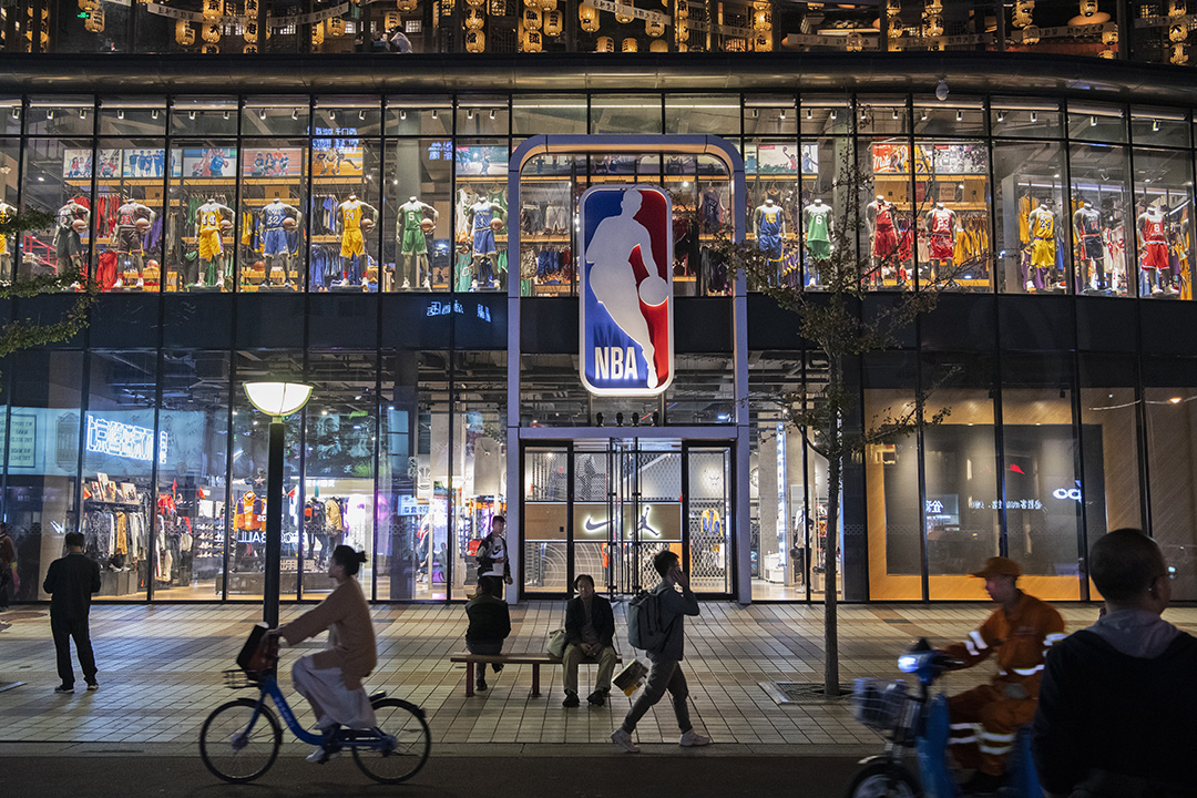 2019年10月9日,人們路過中國北京的NBA旗艦零售店。