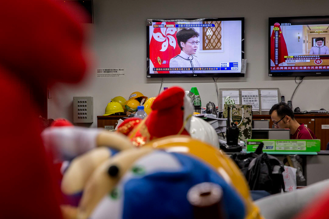 2019年10月16日,特首林鄭月娥發表任內第三份施政報告,立法會議事廳內泛民抗議聲不斷,林鄭月娥兩度離開會議廳,並最終宣布將以電視直播形式宣讀報告,為歷史上首次。立法會記者室的電視上正在播放施政報告。