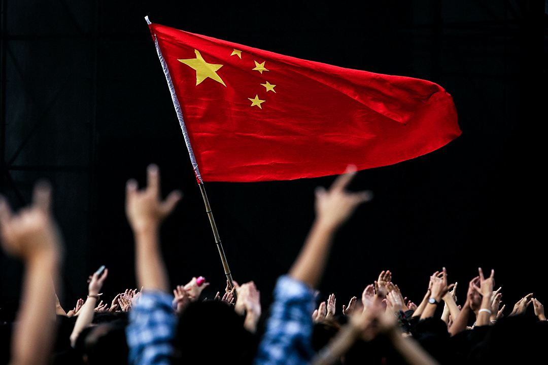 2005年10月2日,在中国国庆的北京摇滚乐节期间,中国的国旗飘扬。