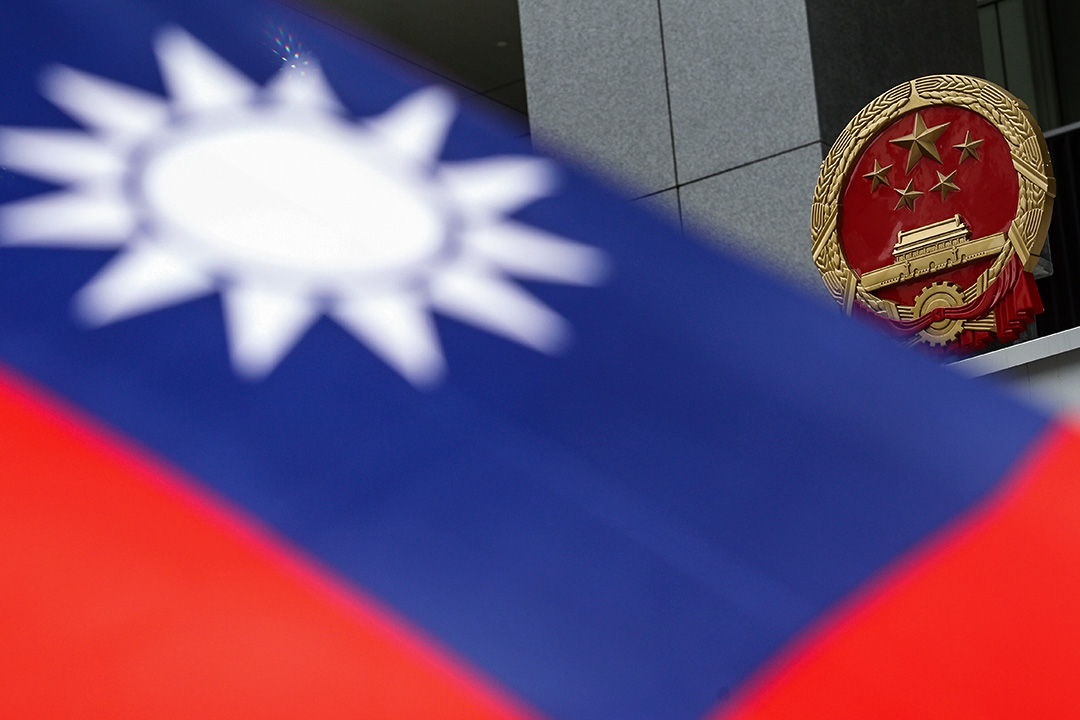 一面台灣國旗在香港中聯辦外。