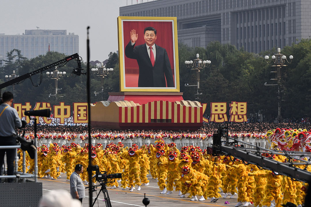 2019年10月1日,中国国家主席习近平的巨幅肖像在游行队伍上,以庆祝1949年中华人民共和国成立70周年。