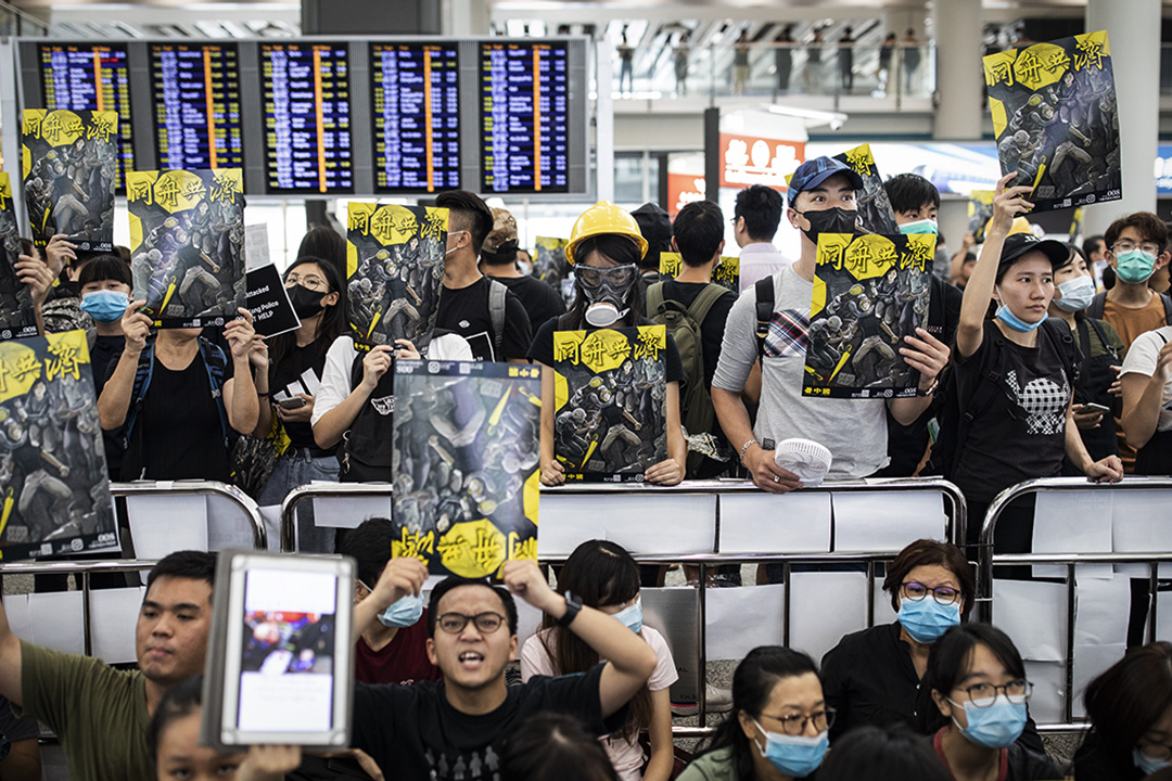 2019年8月12日,示威者在香港國際機場內示威,向旅客派發傳單及呼叫口號。