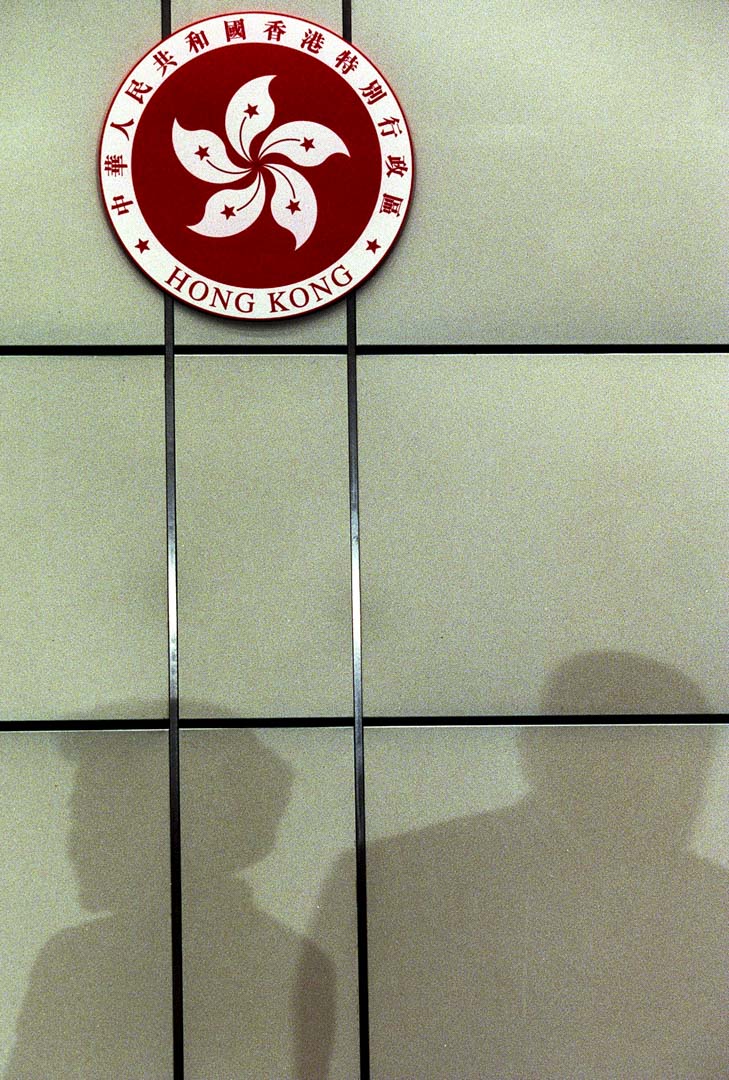 1999年3月23日,董建华与陈方安生在政府一个记者会上。