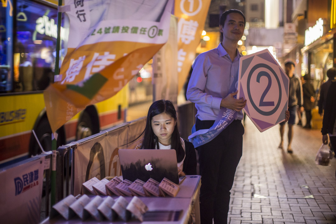 为安全著想,在晚上九时后的深宵街站,傅佳琳会跟同区出战的民主派张嘉阳一起拉票。
