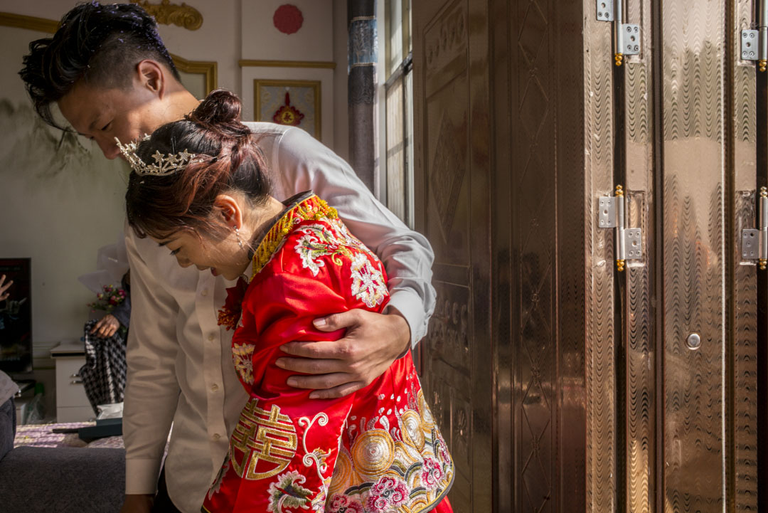 婚禮結束後,小彬與家鄉。