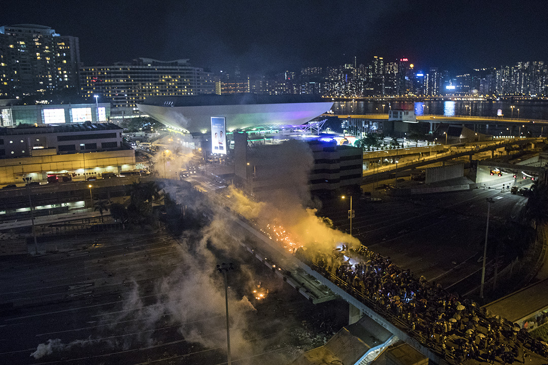 2019年11月17日,警方與示威者在紅隧收費廣場天橋對峙,示威者以氣油彈擲向銳武裝甲車,車一度起火,被迫後退。
