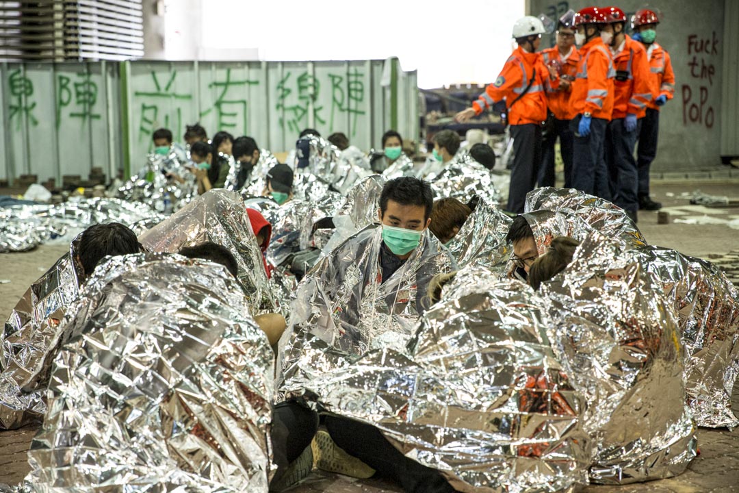 2019年11月19日早上,救護員協助理大留守者登記,包上保暖毯再送院。