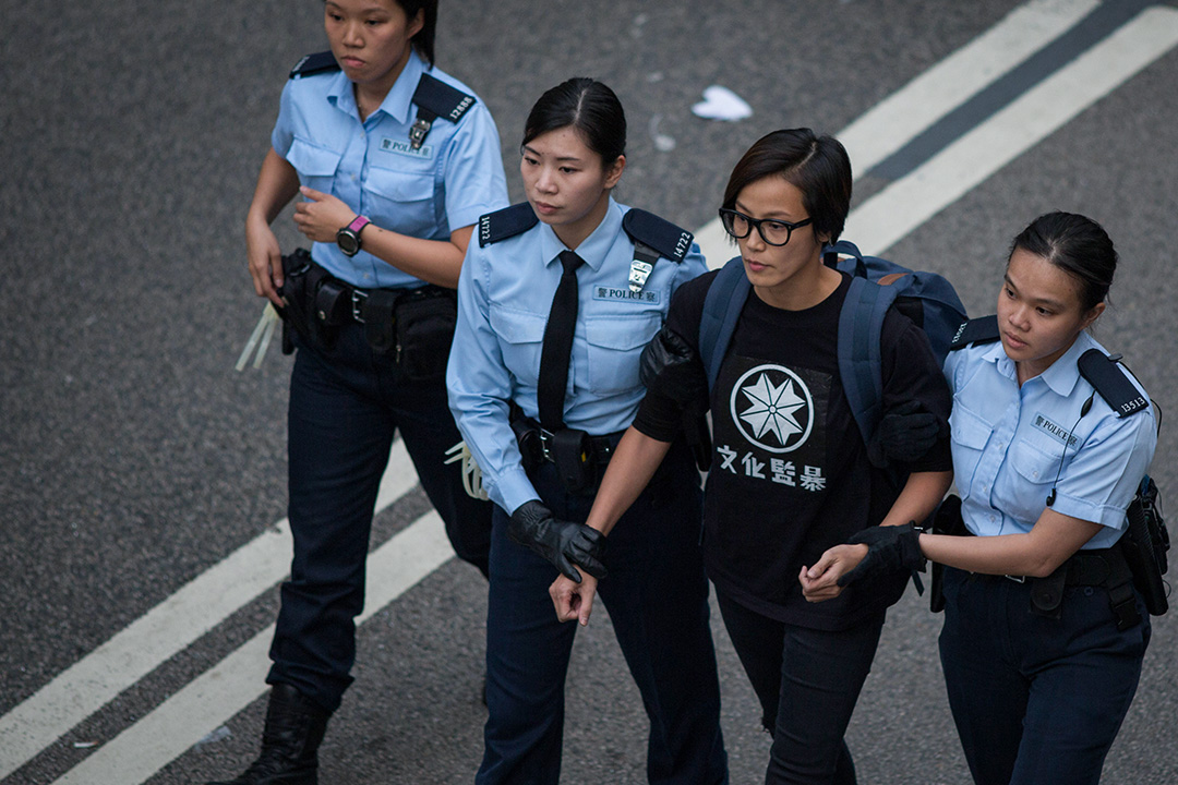 2014年12月11日,香港金鐘政府總部附近,警察拘捕何韻詩。