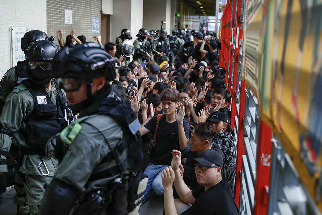 2019年11月2日,警察在湾仔修顿球场附近拘捕大批示威者。