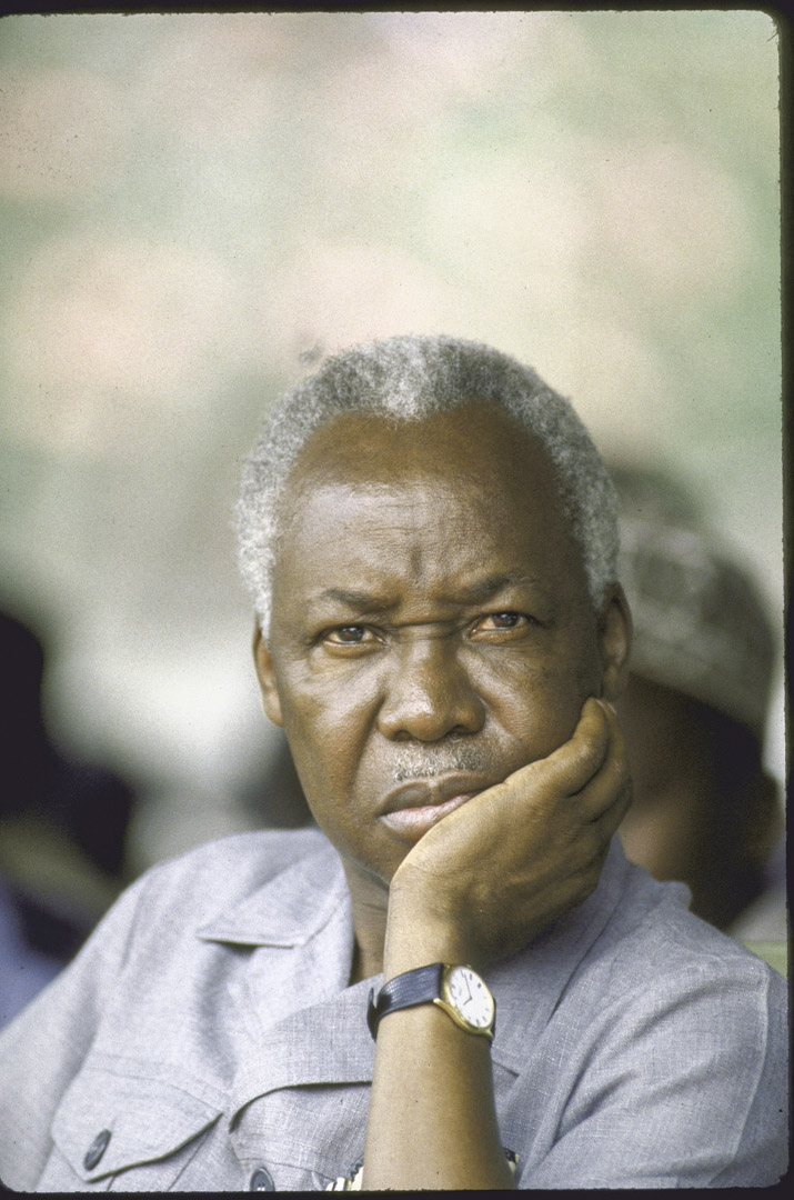 從1980年代中後期起,對國家經濟狀況力不從心的尼雷爾(Julius Kambarage Nyerere)主動辭去總統職務,決心換上年輕人。