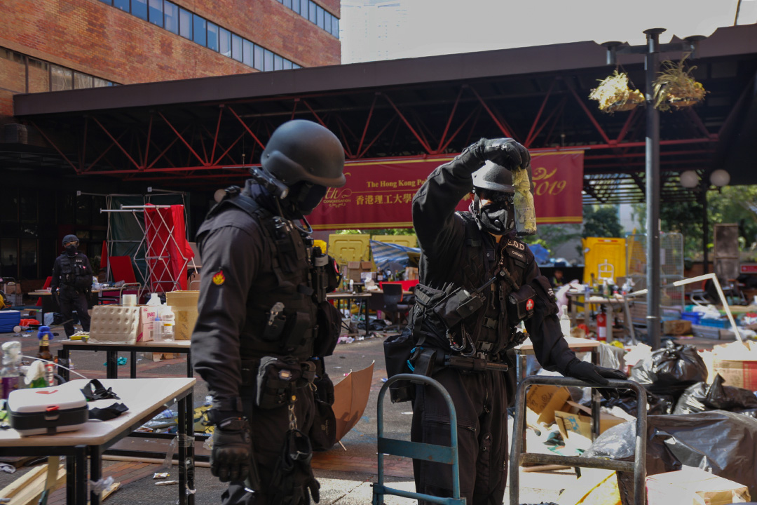 2019年11月28日,警方進入理工大學,並撿走汽油彈。