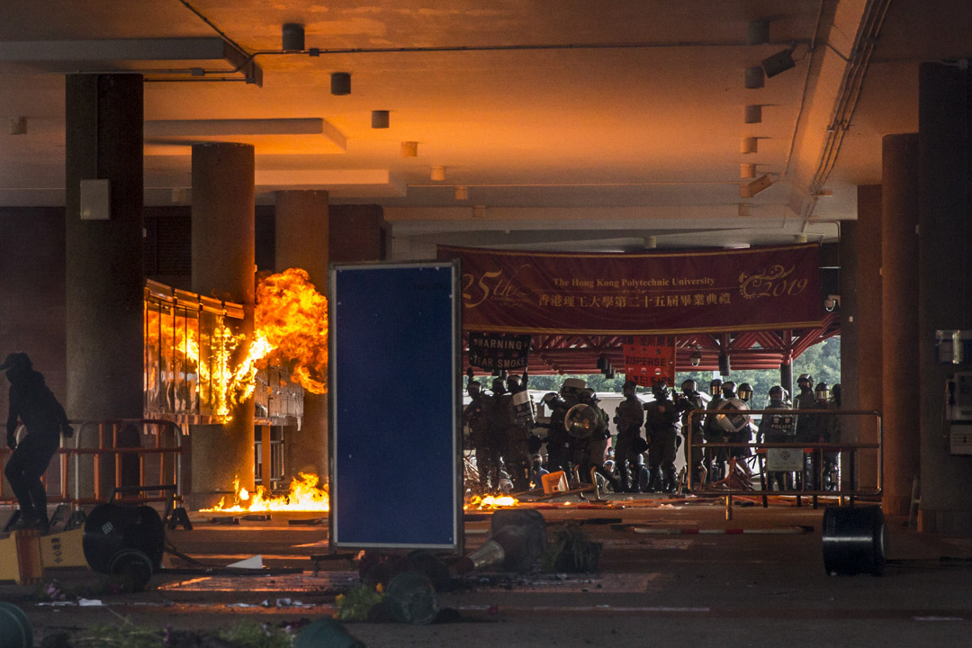 2019年11月11日,網民發起全港「大三罷」行動。示威者以理大作據點堵塞紅隧,警方首次進入大學,並將催淚彈射入校園。