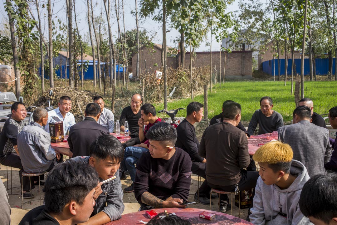 中國的農村大多存在男女比率不平衡的問題。圖為河南東部農村一個婚禮上的男士。