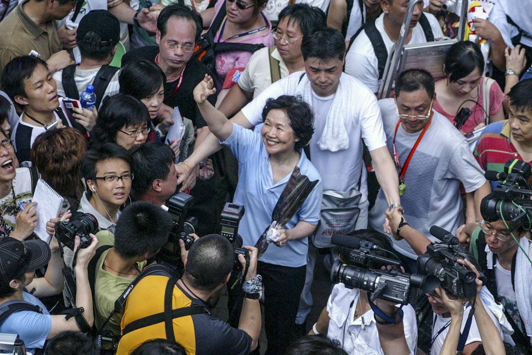 2006年7月1日,陈方安生首次高调参加七一游行,表达支持香港实行普选诉求。