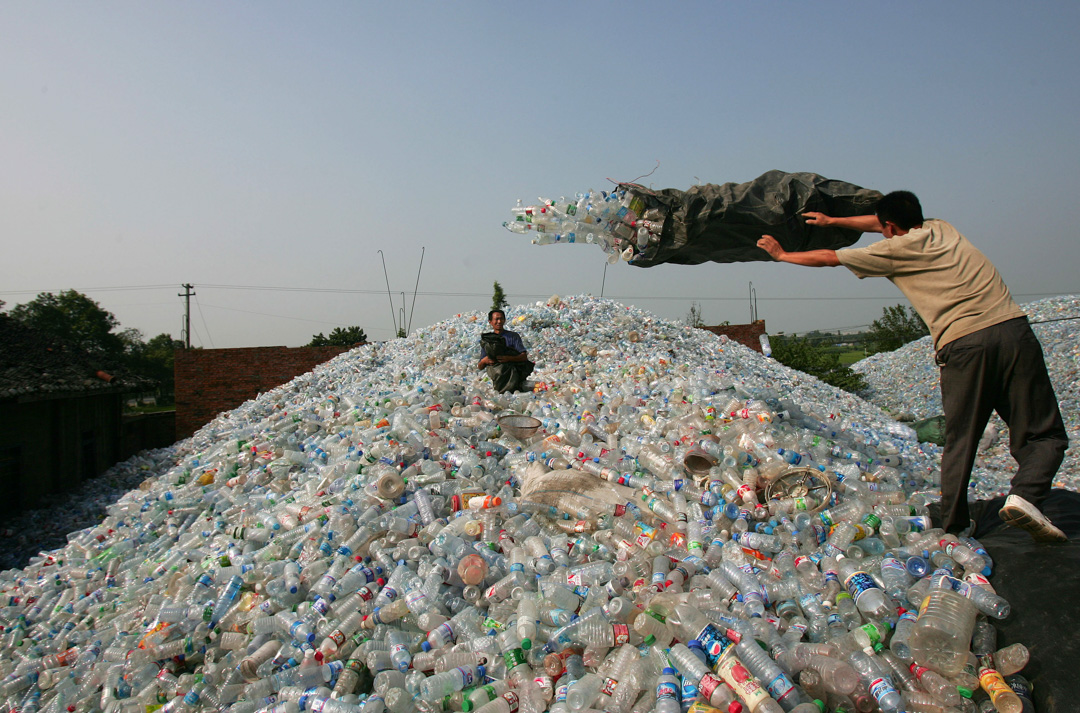 2008年,四川绵竹市的塑料弃置场。