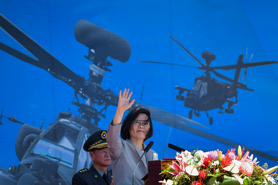 2018年7月17日桃園,台灣總統蔡英文在一個軍事基地舉行的儀式上揮手,背景為美國製阿帕奇AH-64E直升機。