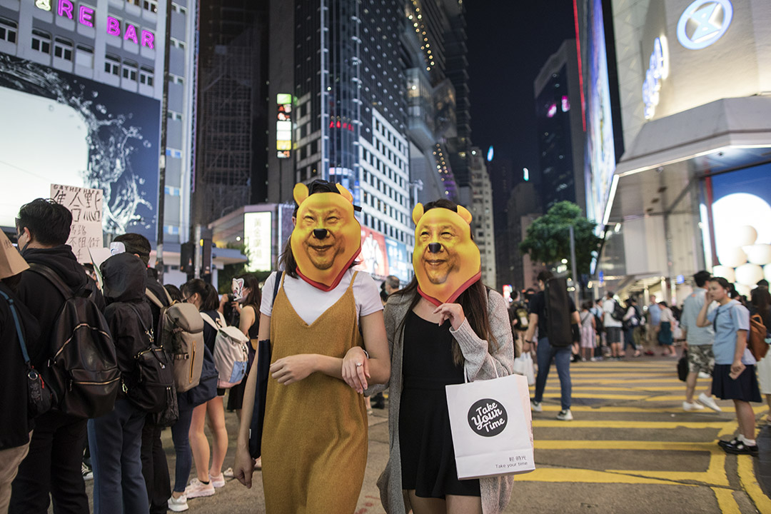 2019年10月19日,市民发起蒙面人链活动,有市民戴上小熊维尼的脸具走过铜锣湾。