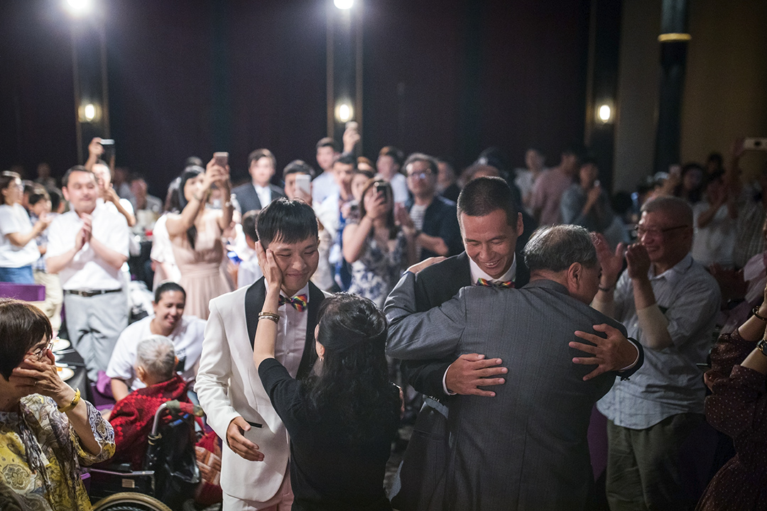 2019年5月26日,一對男同志在婚禮上接受親友祝福。
