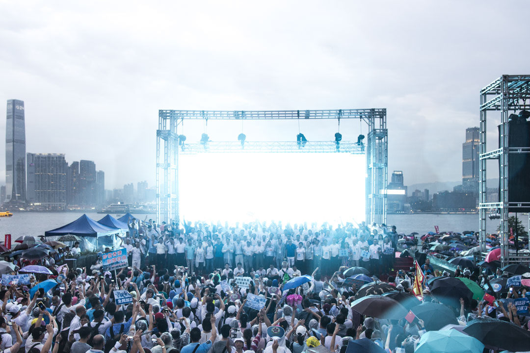 2019年7月20日，金鐘添馬公園「守護香港」大集會，眾人宣讀大會宣言後，一起高唱《獅子山下》。 