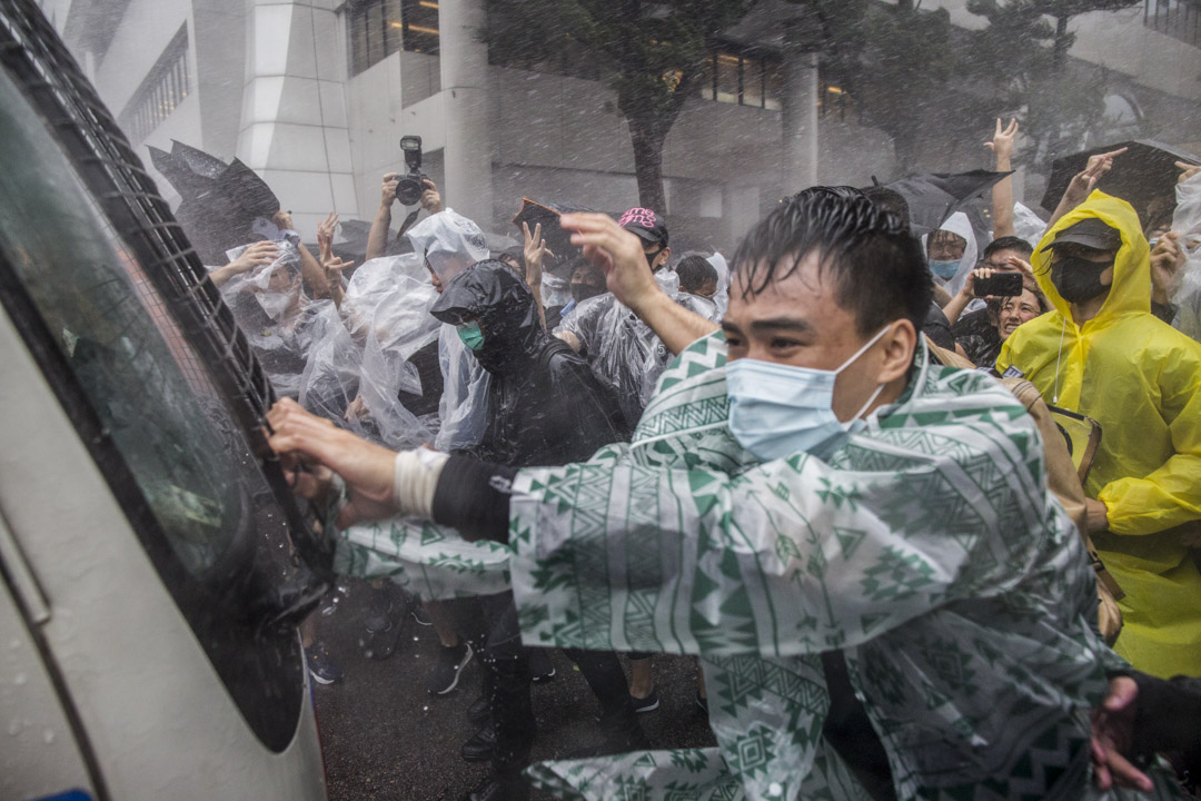 2019年7月31日,三号台风下,东区法院外聚集数百名市民声援被控暴动罪提堂人士。