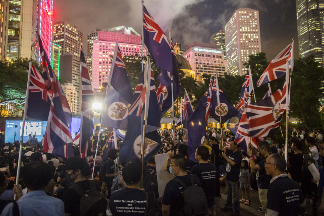 2019年8月16日,“英美港盟、主权在民”集会,有人手持港英旗出席。