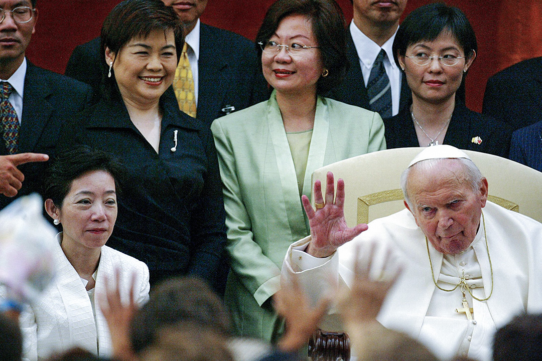 2003年7月20日,教宗若望保禄二世与台湾总统陈水扁的妻子吴淑珍在罗马东南部Castelgandofo的住宅院子里。