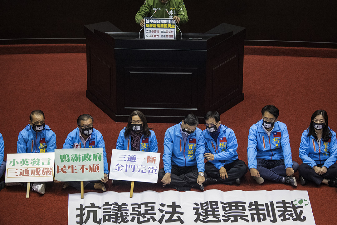 2019年12月31日,反滲透法三讀期間,國民黨的立委坐在議會中央抗議。