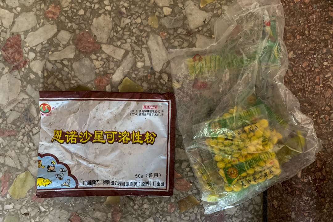 老張發給貧困戶們的藥。