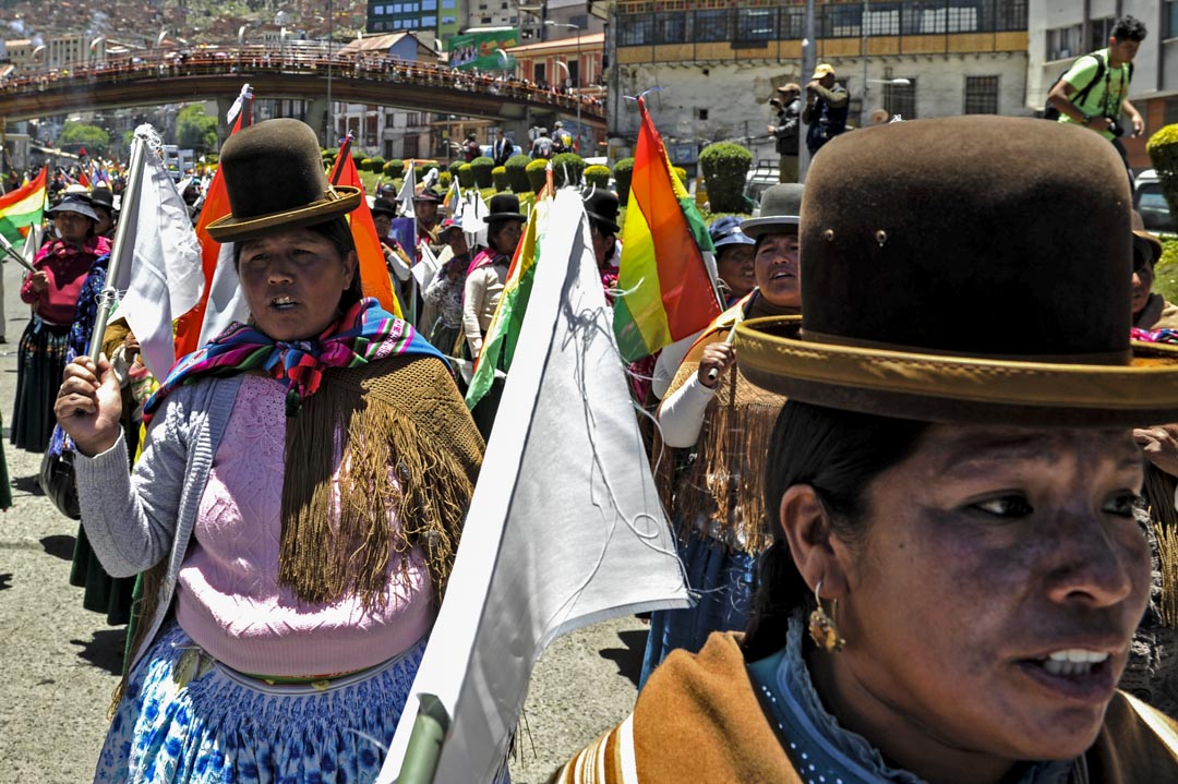 2019年10月23日,玻利維亞,總統莫拉萊斯 (Evo Morales) 的支持者在遊行支持法院對於莫拉萊斯在總統選舉的勝利有效的判決。此前反對派認為選舉存在舞弊行為,發起罷工抗議其連任。最終,莫拉萊斯在11月辭職。