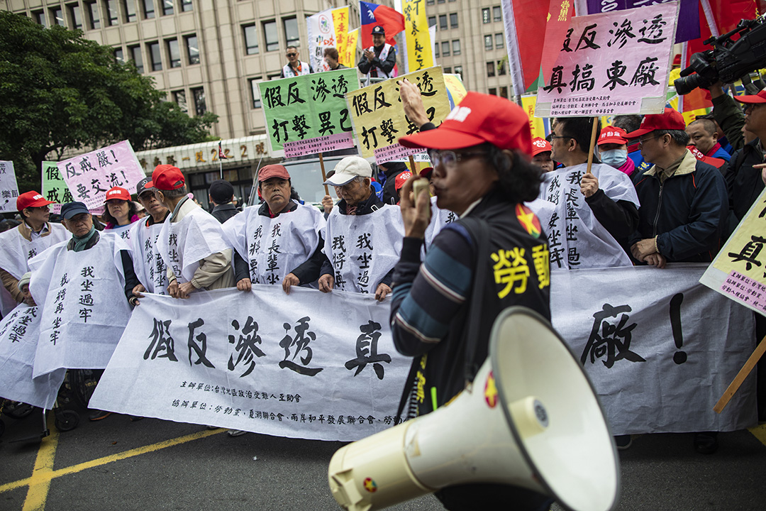 2019年12月31日，反滲透法三讀期間，一班示威者在立法院外抗議。
