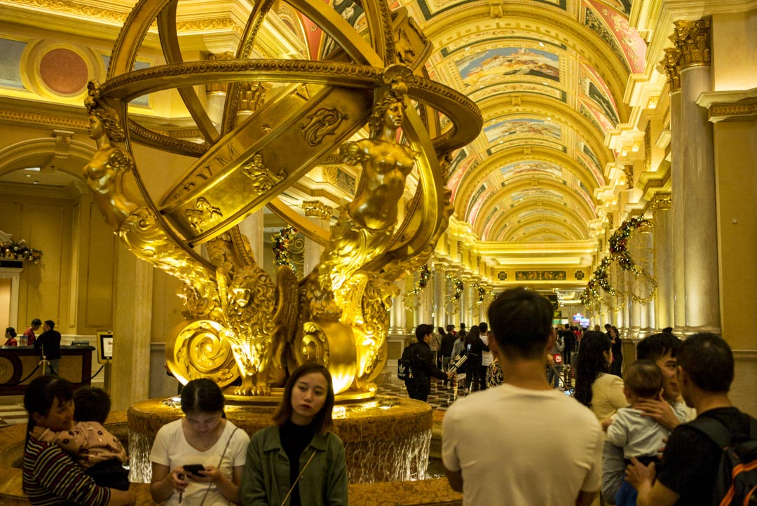2019年12月18日,中国内地的旅客在威尼斯酒店内等待。