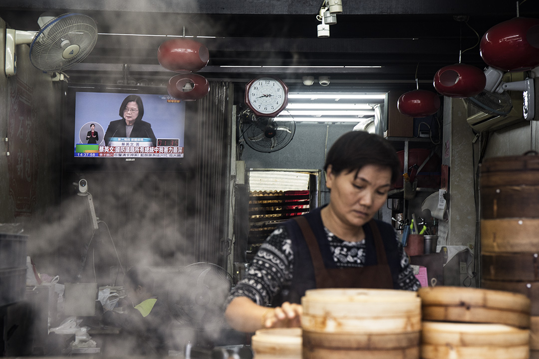 2019年12月29日,一间小吃店的电视上播放2020总统选举电视辩论。