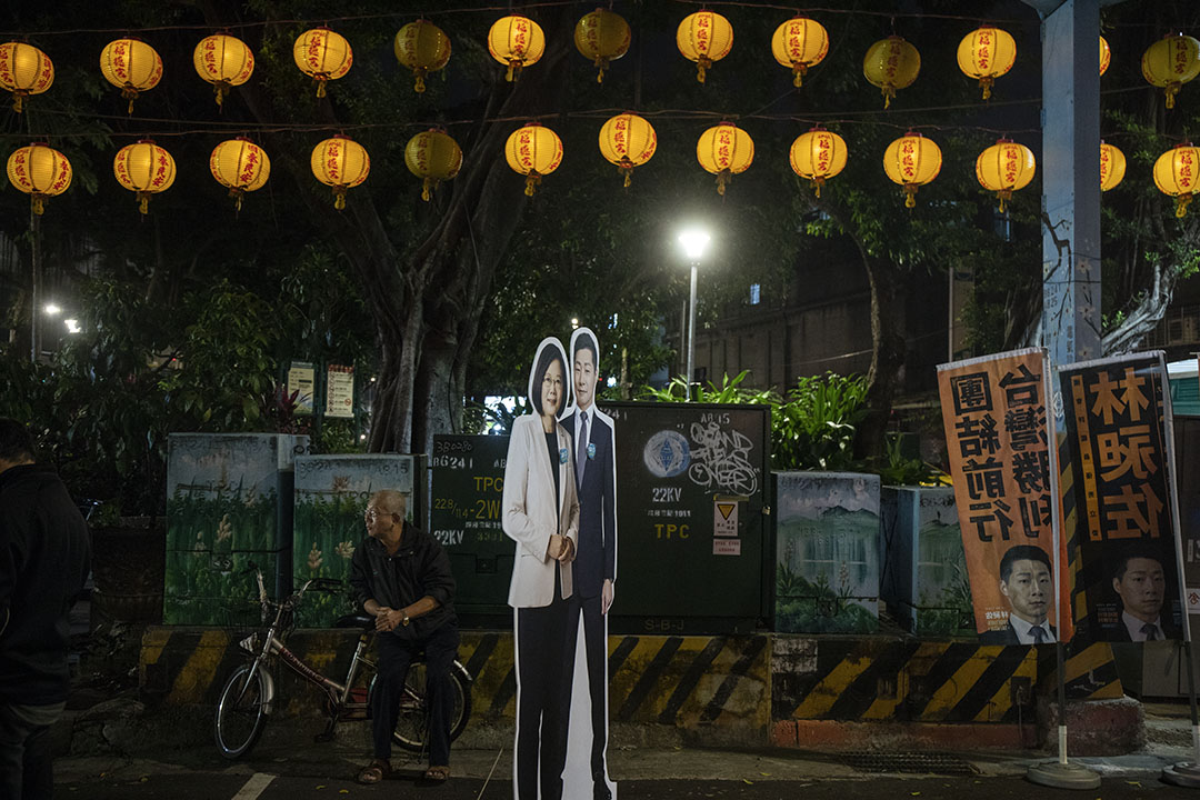 2019年11月30日，立委候選人林昶佐的造勢晚會上，豎立了一個蔡英文人形紙板。