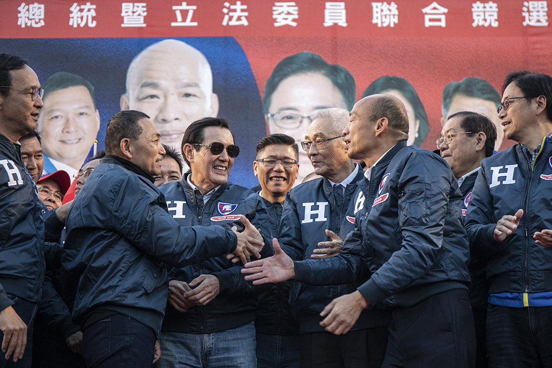 2019年12月9日,韩国瑜与吴敦义在板桥的造势活动上。
