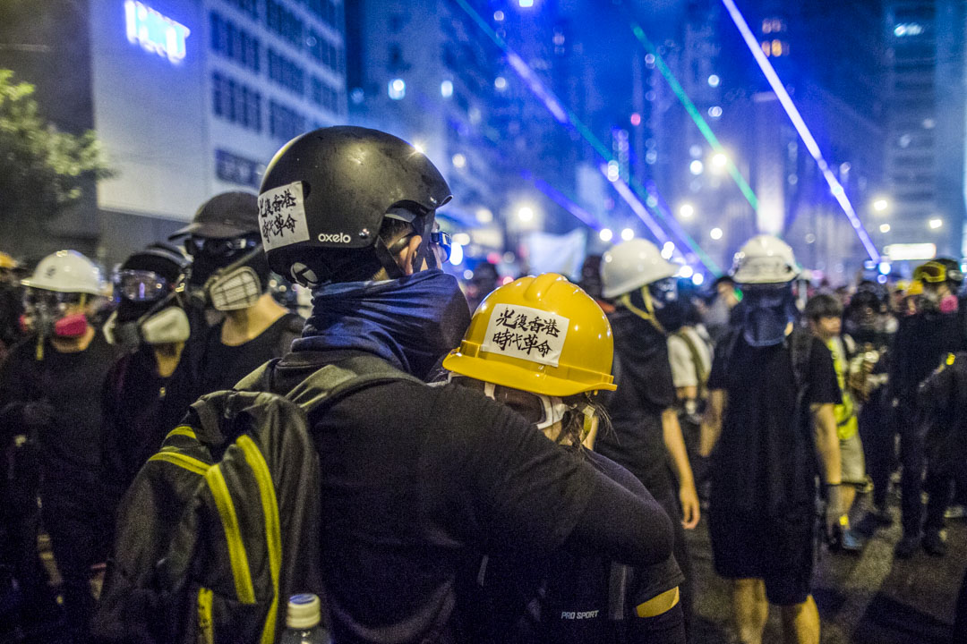 2019年8月31日，兩名示威者在灣仔警總外戒備。 