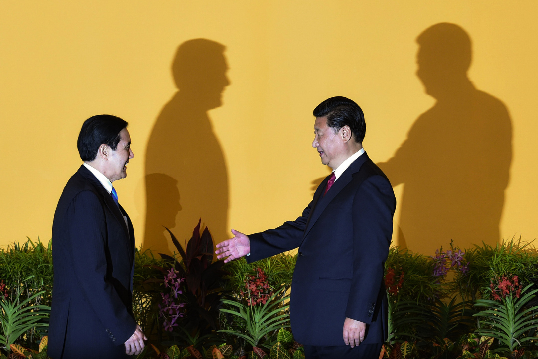 2015年11月7日,中國國家主席習近平(右)與台灣總統馬英九(左)握手,然後於新加坡香格里拉酒店會晤。