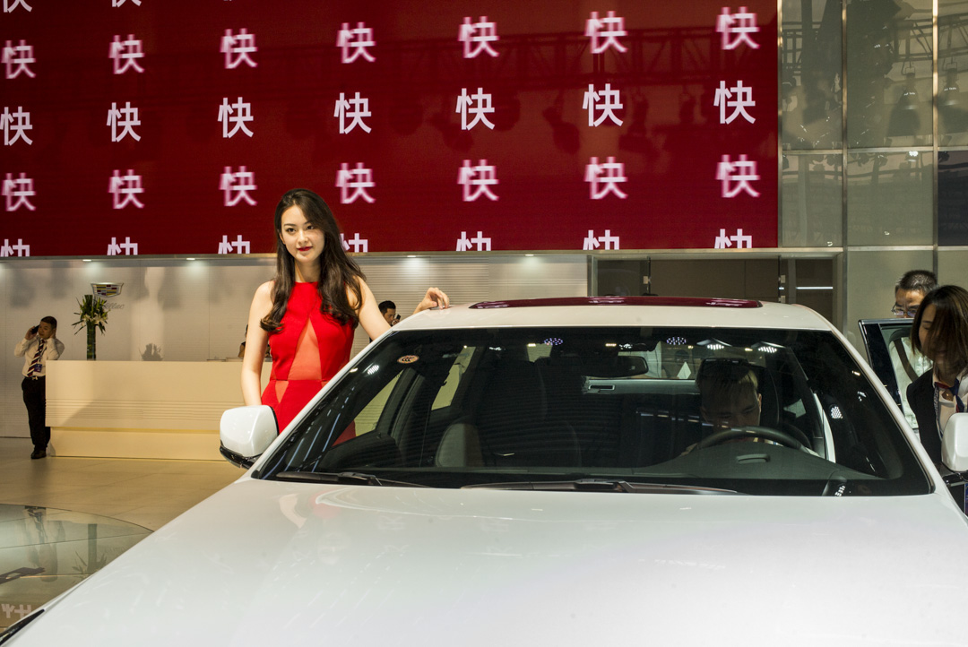 深圳车展的一个显示屏,不断出现“快”的字样。