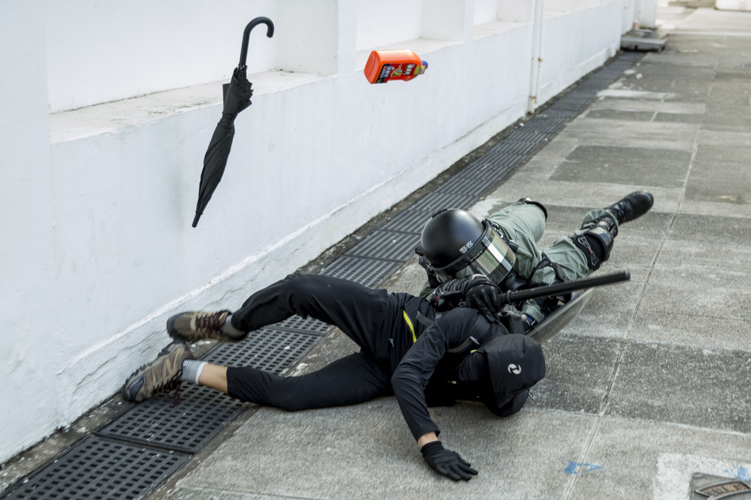 2019年11月10日,防暴警察追捕在沙田的示威者。