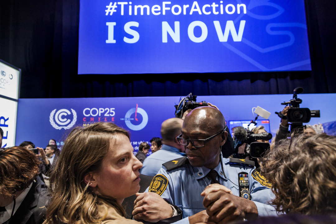 2019年12月11日，COP25峰会上，有示威者在活动大厅入口处的抗议被警察带走。
