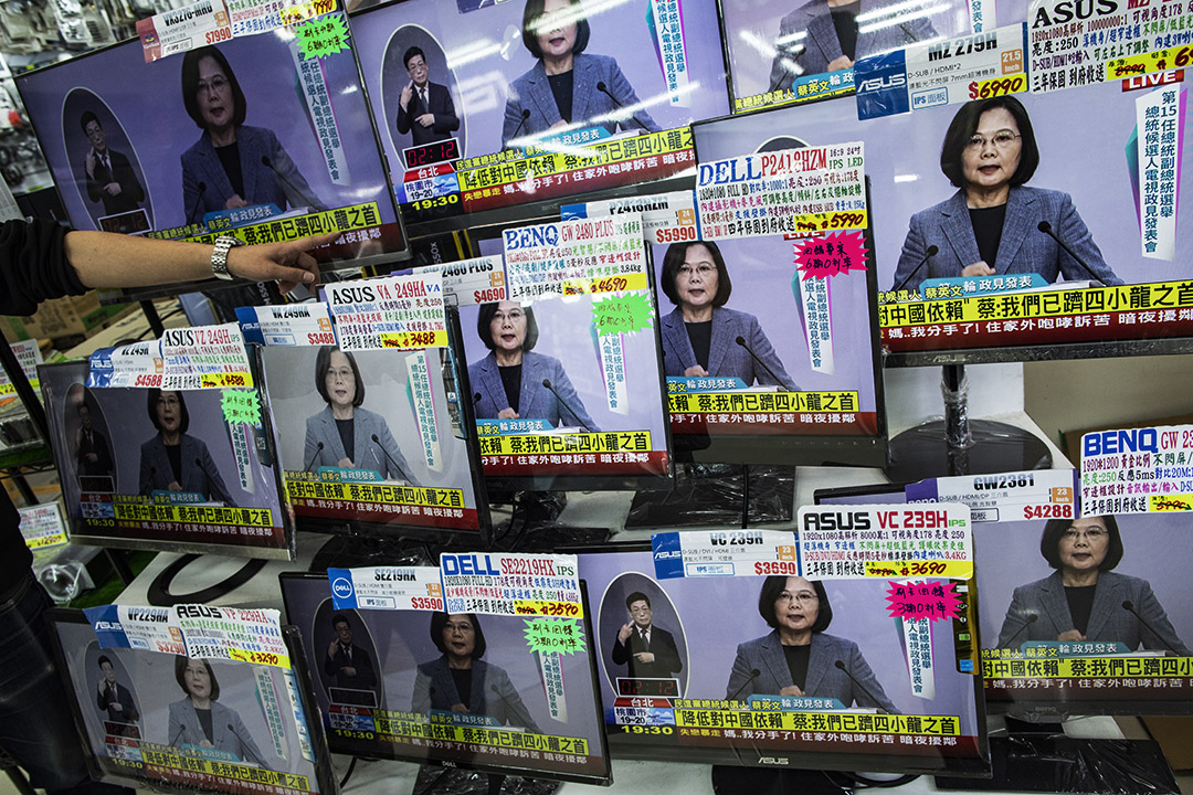 2019年12月19日台北,电视正播出2020台湾总统大选电视辩论。