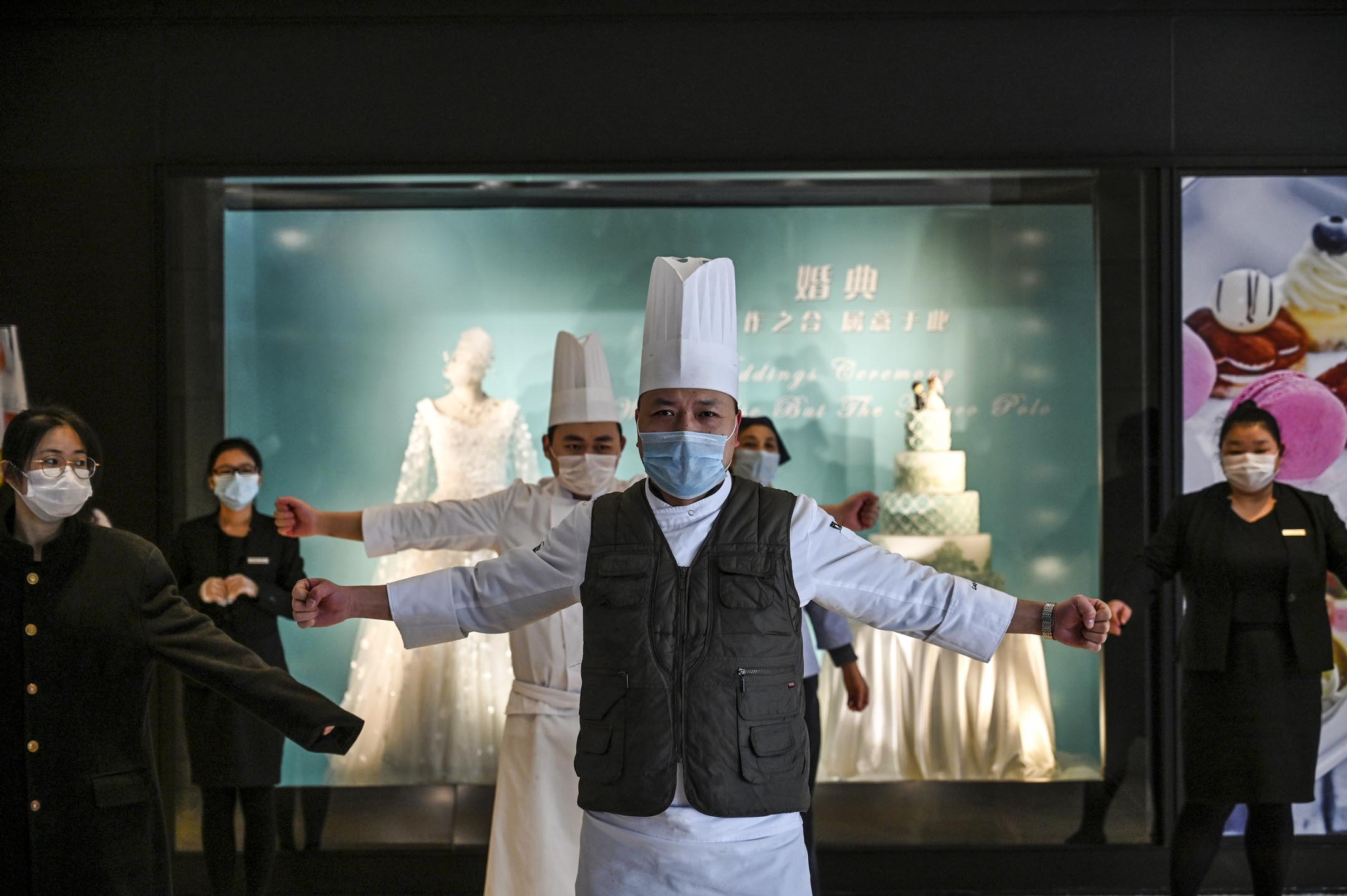 2020年1月28日,在武漢肺炎爆發期間,武漢一間酒店的工作人員在大廳裡鍛煉身體。