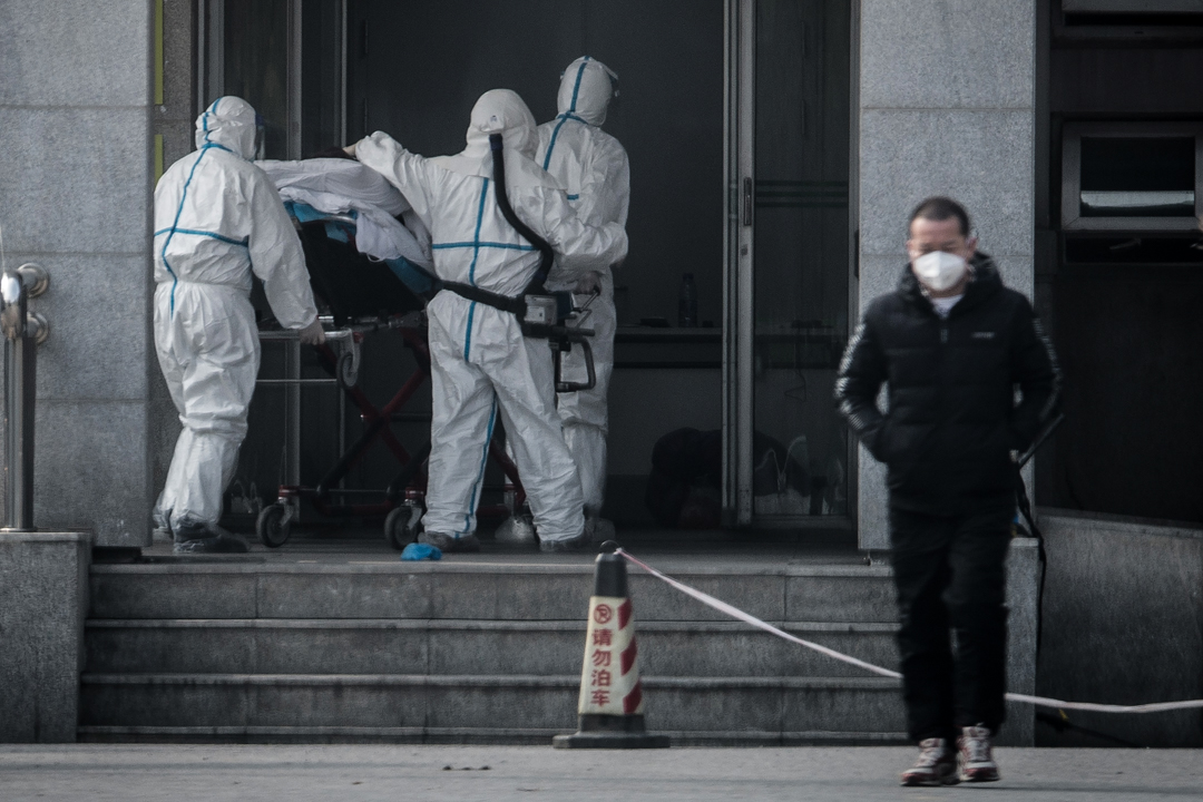 2020年1月18日,医护人员将一名病患者送至武汉市金银潭医院。