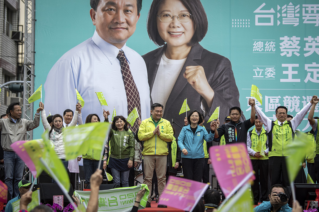 2019年12月7日,王定宇在台南舉行造勢活動,蔡英文為他站台助選。