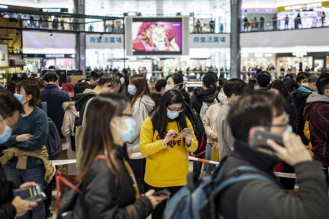 2020年1月30日,市民在鑽石山荷里活廣場的一間商店外排隊。