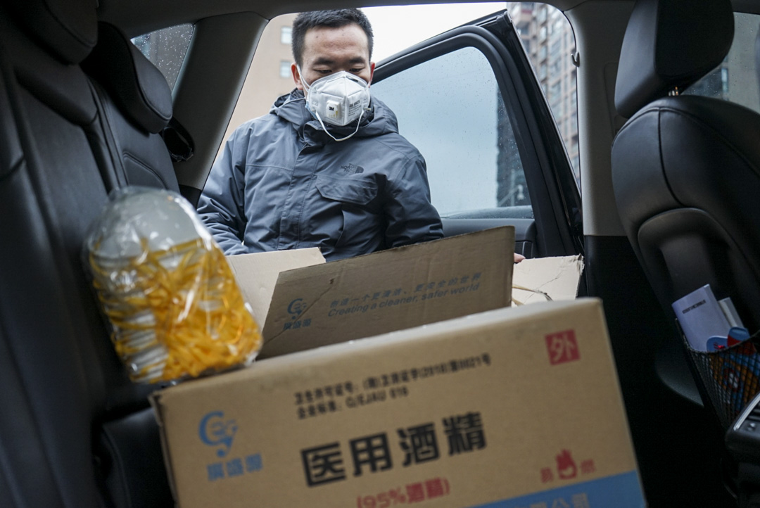 2020年1月26日,車隊志願者向司機發放免費酒精用於消毒。