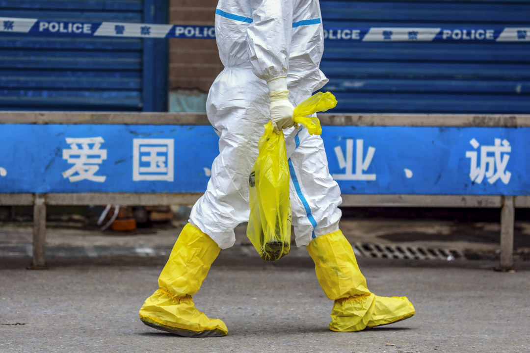 2020年1月27日,一名消毒工人在武漢華南海鮮市場。