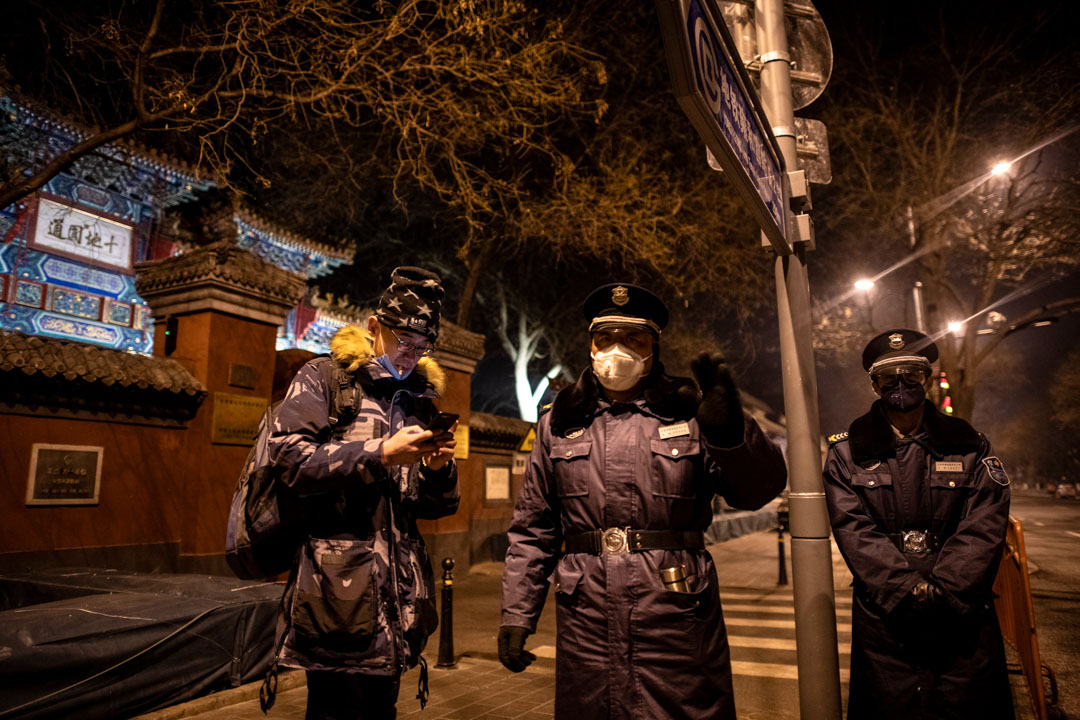 2020年1月25日,北京雍和宮前有警察戴著防護口罩。